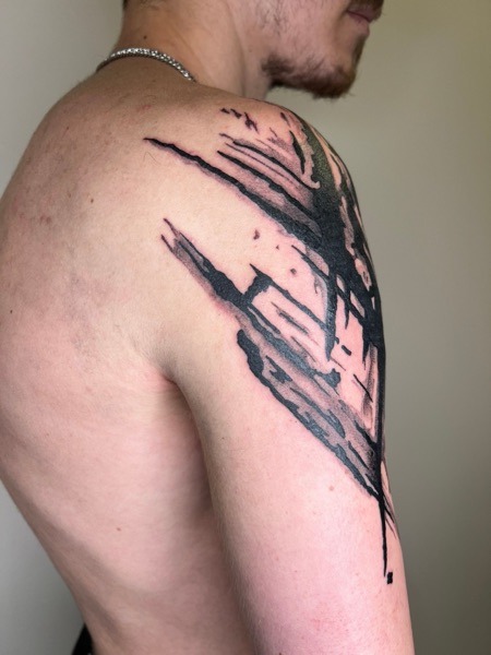 Tatouage abstrait — épaule